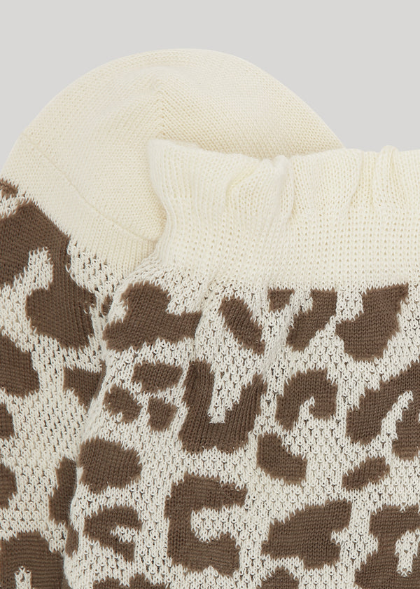 Extremely exclusive leopard patterned knit socks made with a strong focus on finesse.